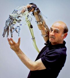 Corps Obsolète : L’Esthétique Radicale du Transhumanisme chez Stelarc